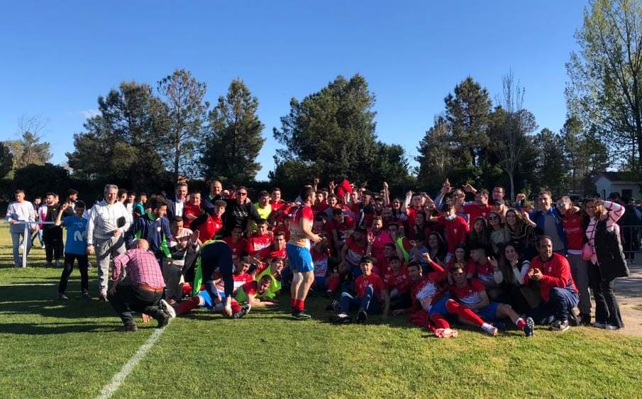 Jugadores, técnicos, directos, auotridades y aficionados del Jaraíz celebrando la clasificación para jugar la fase de ascenso a Tercera División. 