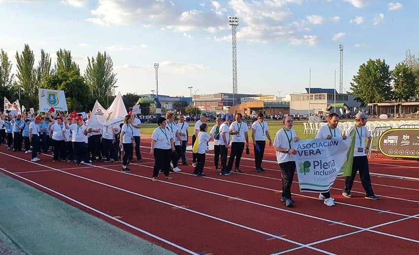 Usuarios de Vera Plena Inclusión abren el desfile inaugural de los juegos de 2022.