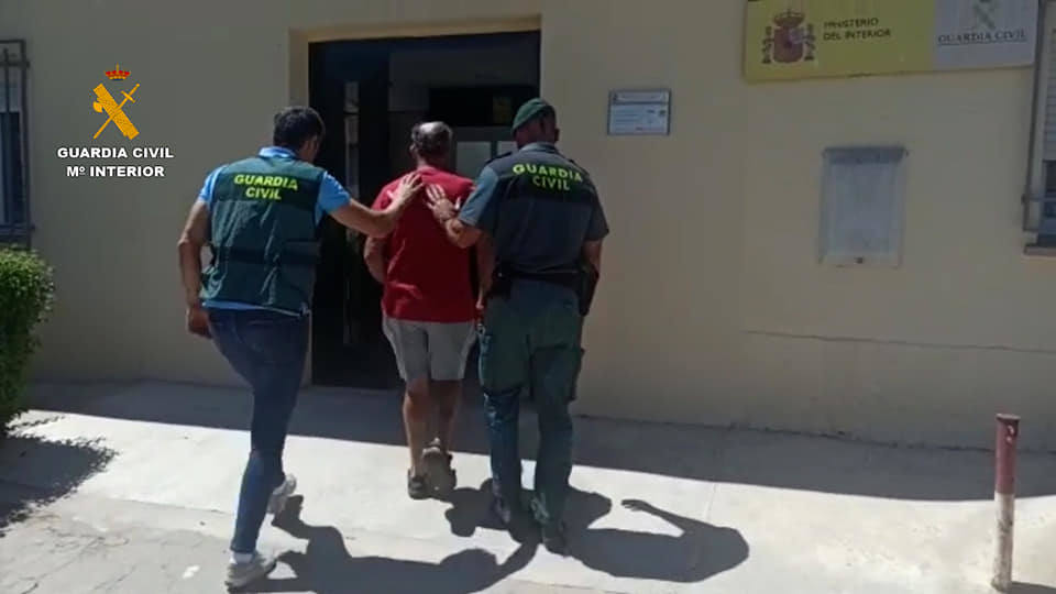 El arrestado, escoltado, entrando en el cuartel de la Guardia Civil de Jaraíz. /