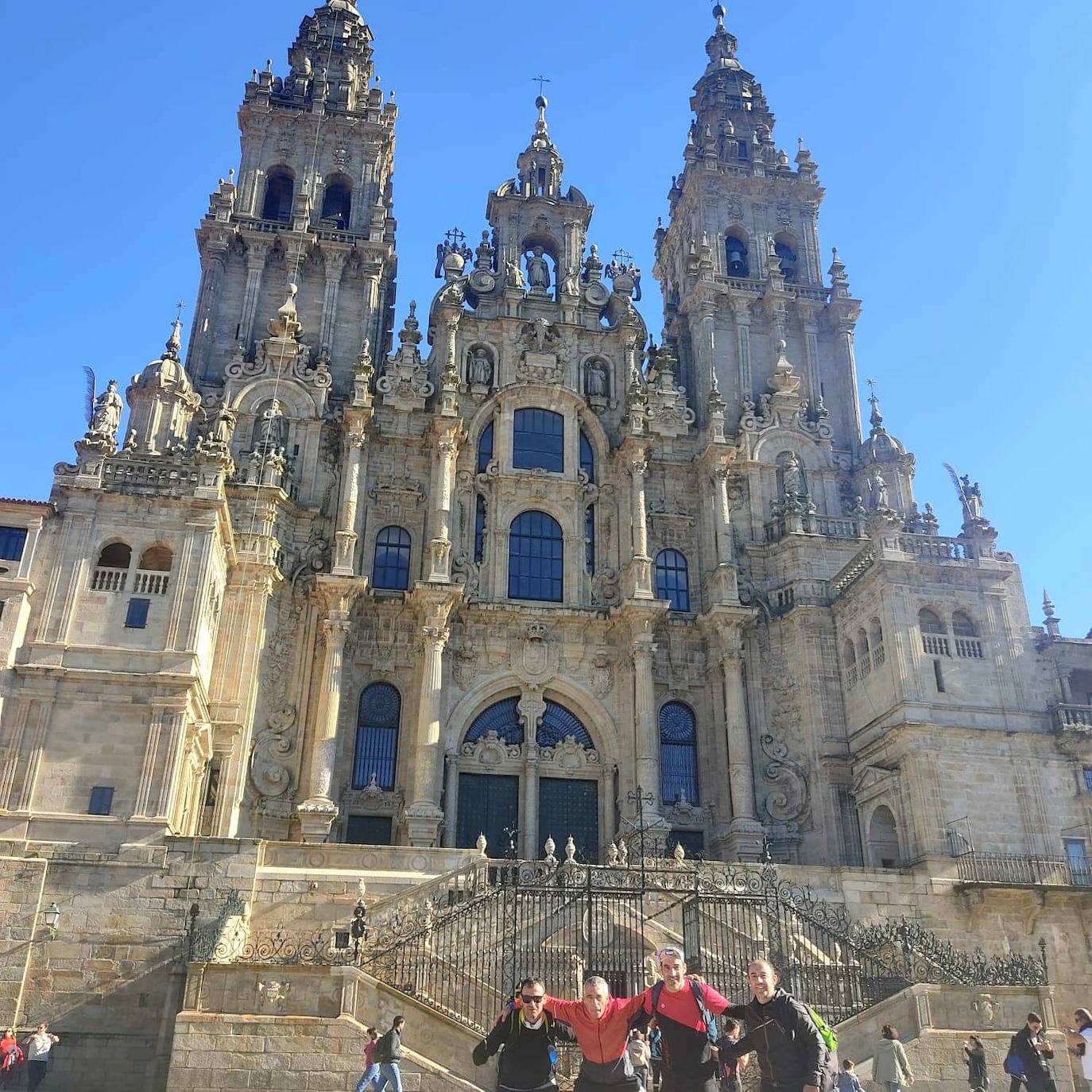 Miguel Ángel, Alán, Ángel Luis y Fermín, delante de la catedral de Santiado de Compostela, celebran haber conseguido hacer la peregrinación corriendo. /S. E.