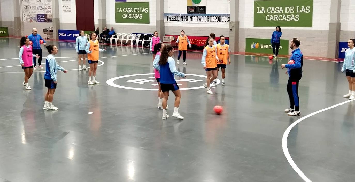 Las pupilas de Clàudia Pons entrenando en el pabellón de deportes jaraiceño. /M. D. CRUZ
