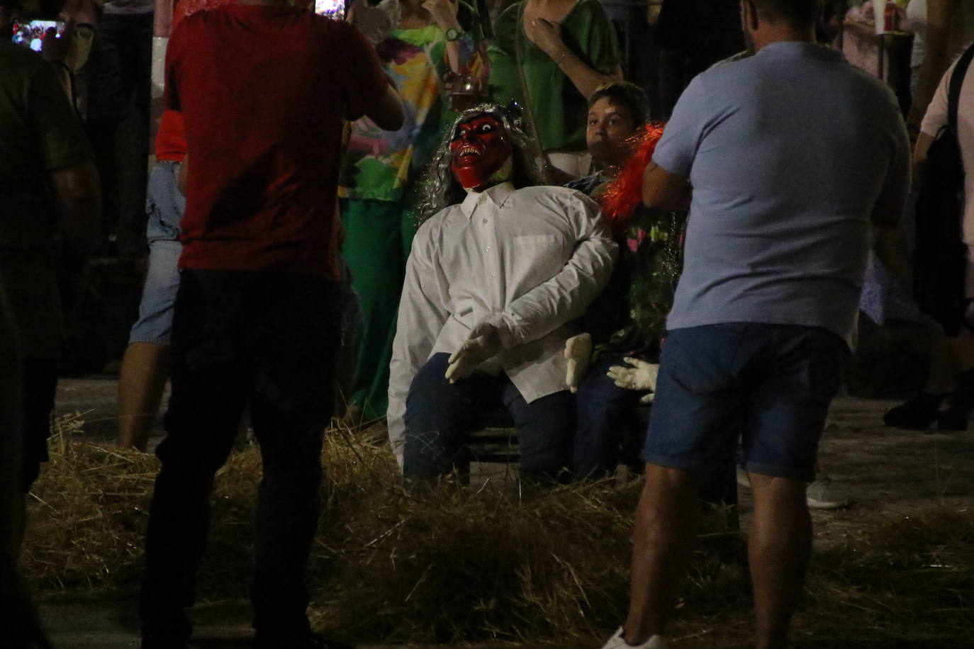 Noche de fuego y tradición en el Llano de Santa María con la «quema del rabo del diablo»