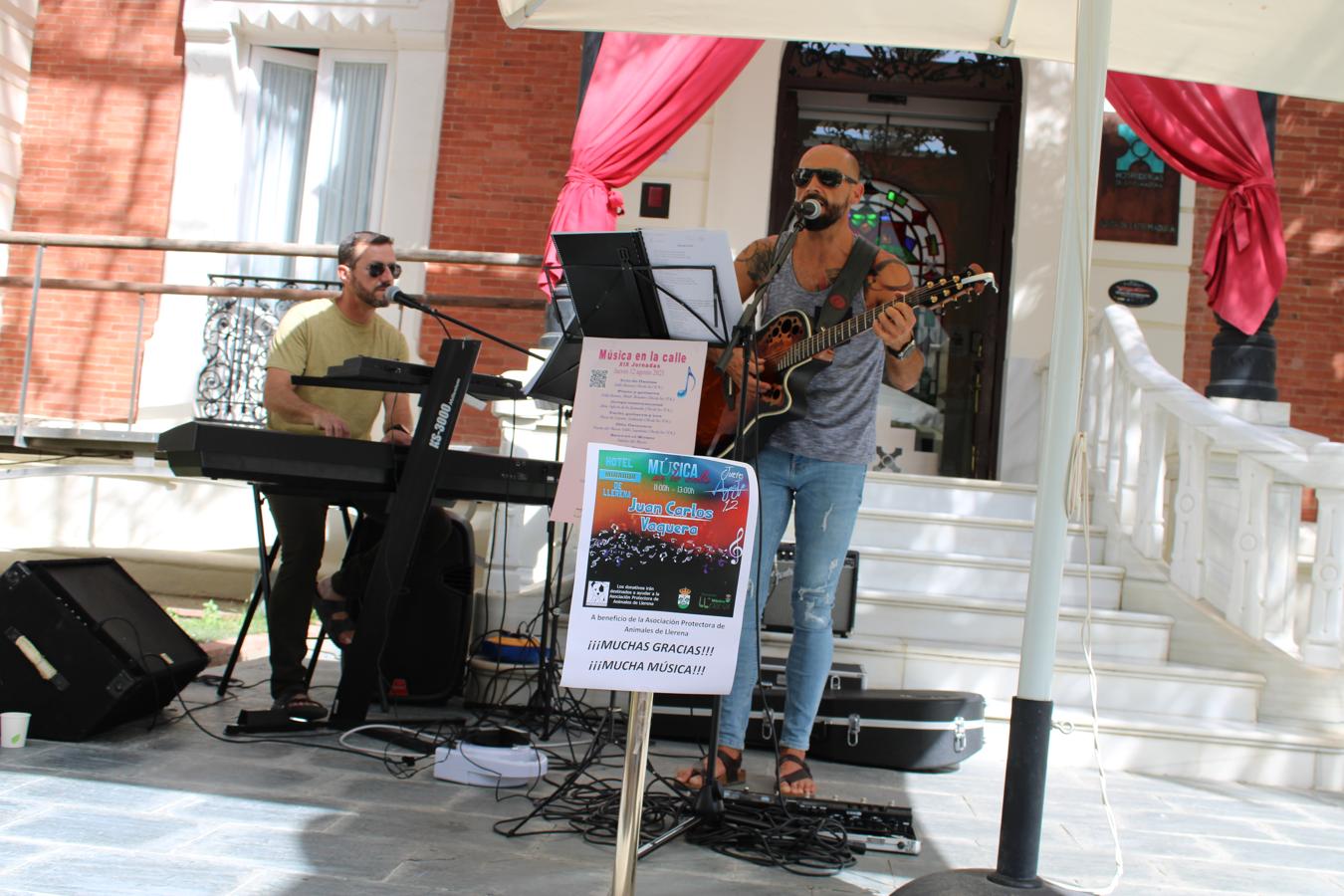 Antonio Vaquera (guitarra y voz) y Juan Carlos Jiménez (teclado y voz) tocan en la entrada de la Hospedería Mirador de Llerena