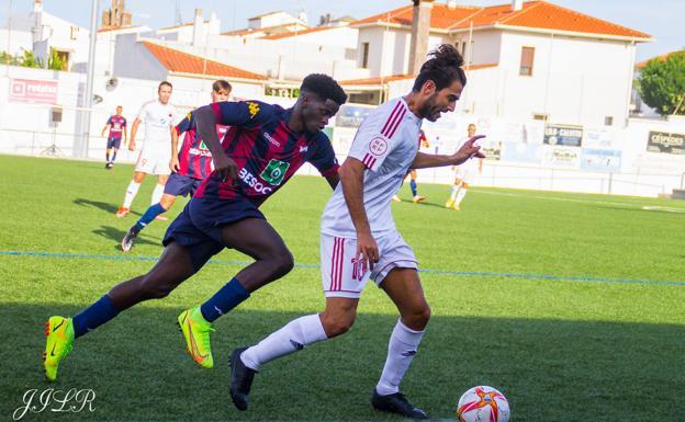 Control de Mario Tomé frente a un jugador del Extremadura B./JOSÉ IGNACIO LUCAS ROJAS