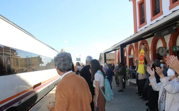 Manifestantes por un tren digno reciben al tren en la estación de Llerena./PACO DÍAZ