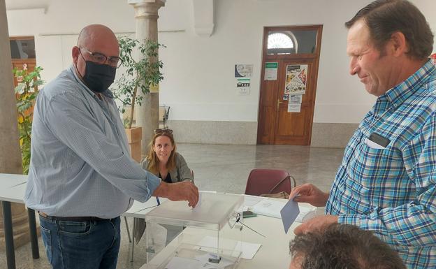 Votante deposita su voto en la mesa electoral situada en el patio central del ayuntamiento de Llerena./P.D.