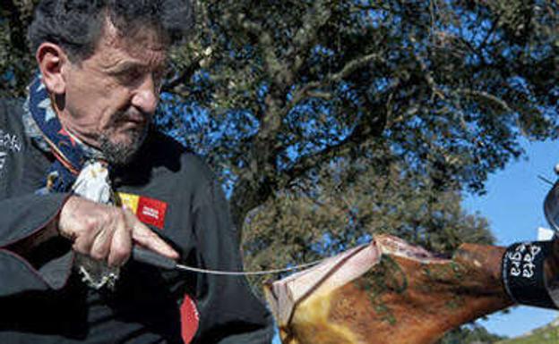 Florencio Sanchidrián cortando jamón./cedida