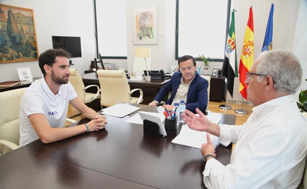 Álvaro Martín junto al presidente, Miguel Ángel Gallardo, y el diputado de Deportes, Francisco Martos.