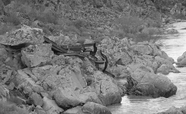 Amasijo de vigas del viejo puente del Aguijón derribado tras la riada de 1997. Foto año 2010. Archivo JAAG