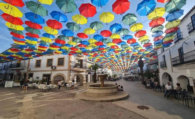 Plaza Mayor de Malpartida de Cáceres con sus famosos paraguas./M. G. A.