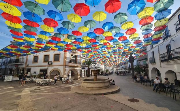 Plaza Mayor de Malpartida de Cáceres con sus famosos paraguas. 