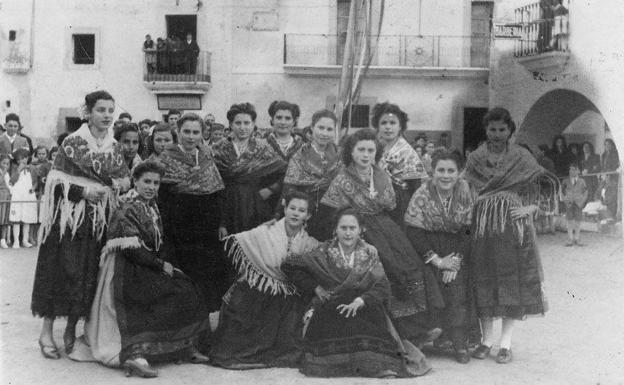 Grupo de mozas que en 1951 bailó por vez primera el cordón en honor de San Antonio Abad. Cortesía Familia Agúndez Peña. Archivo JAAG./