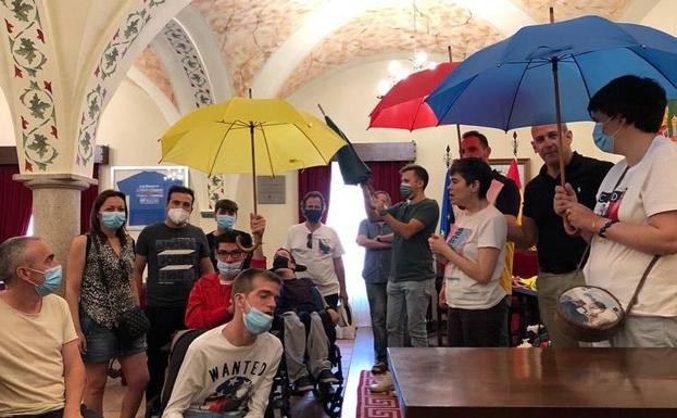 Aspace visita los paraguas de colores de Malpartida de Cáceres