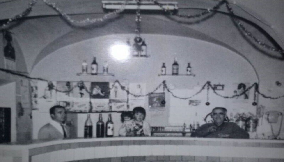 Navidad del 69. Bar 'El Paralelo' de Miguel Cherere, con Ita y Bartolo (Dcha. a izq.) /santiago javierloro