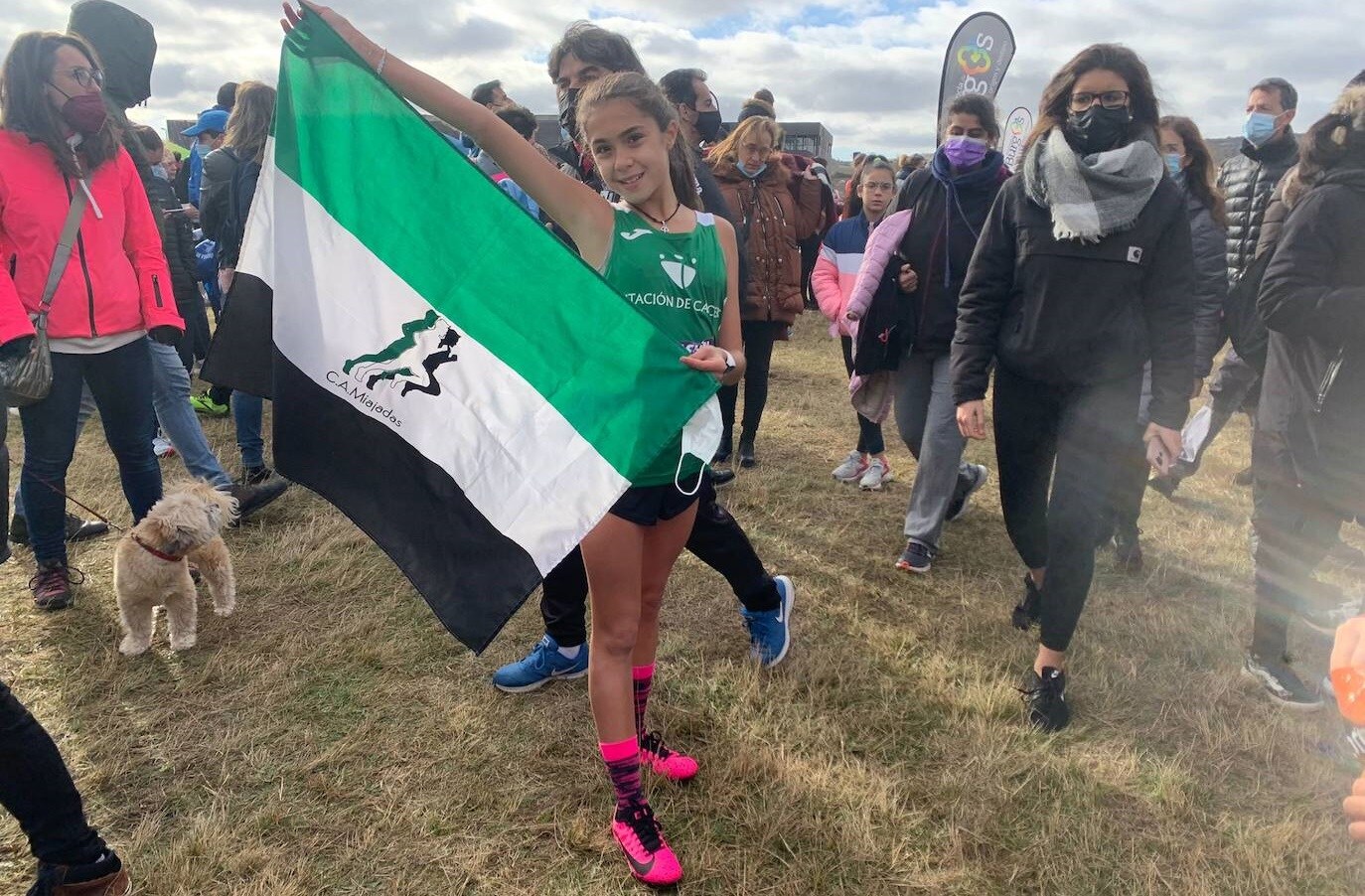 Macarena Carmona Mayoral posa con la bandera del Club Atletismo Miajadas 