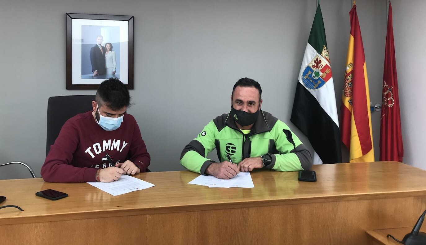 (Izq. a dcha) Jesús Sánchez Rollizo, Concejal de Deportes del Ayuntamiento, y Matías Soto Mayoral, Presidente del Club Ciclista Miajadas /A.M.