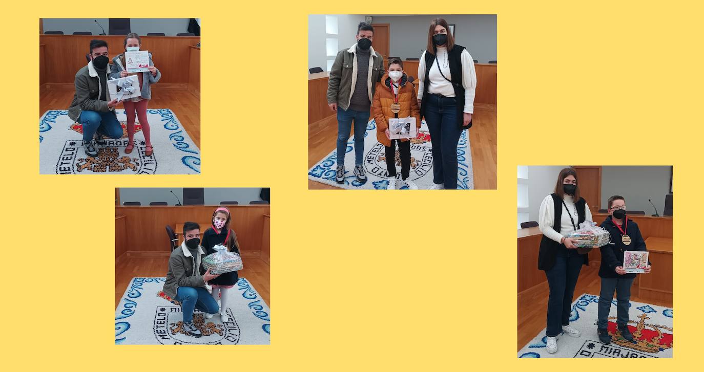Los pequeños ganadores del III Concurso Infantil de Dibujo Navideño del Comercio recogen sus premios