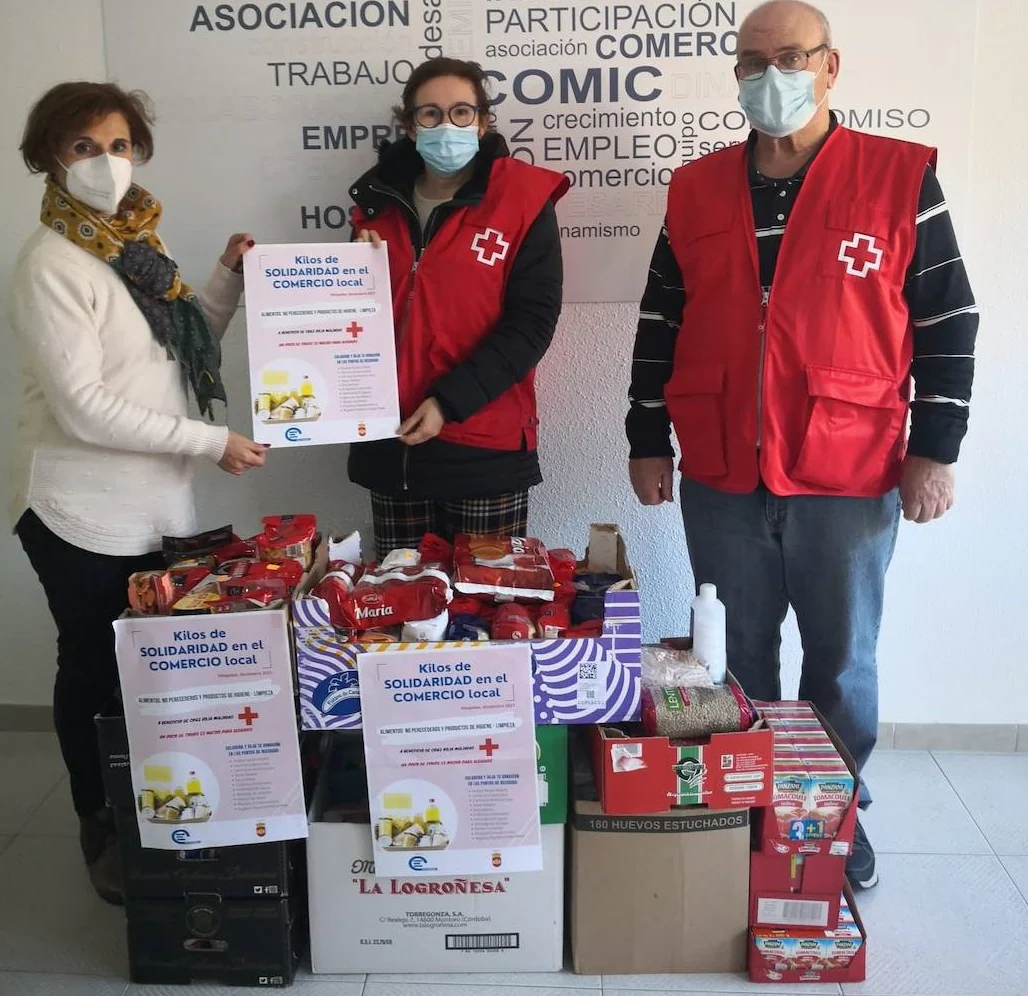 La Secretaria de ACOMIC, Anabel Sánchez, entrega lo recaudado a la presidenta de Cruz Roja Miajadas, Ana Díaz /ACOMIC