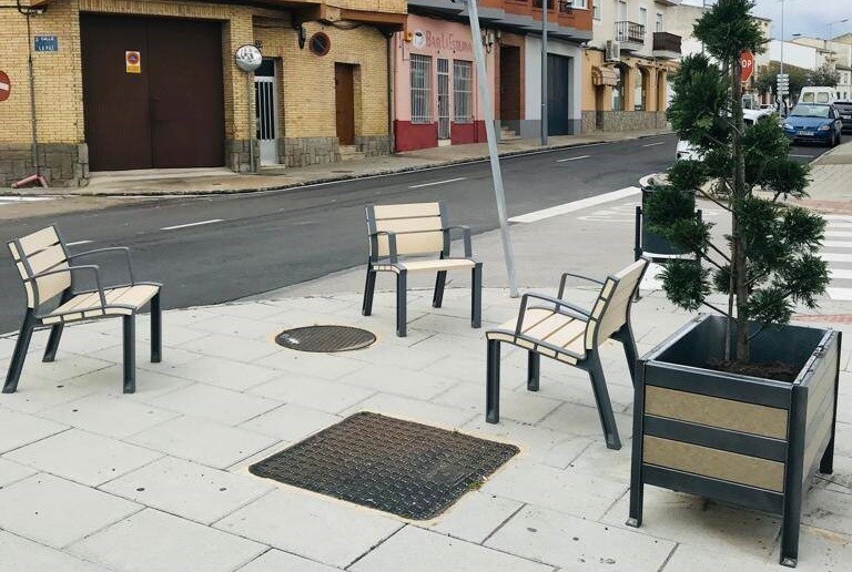 Nuevo mobiliario de la avenida Cruz de los Pajares 
