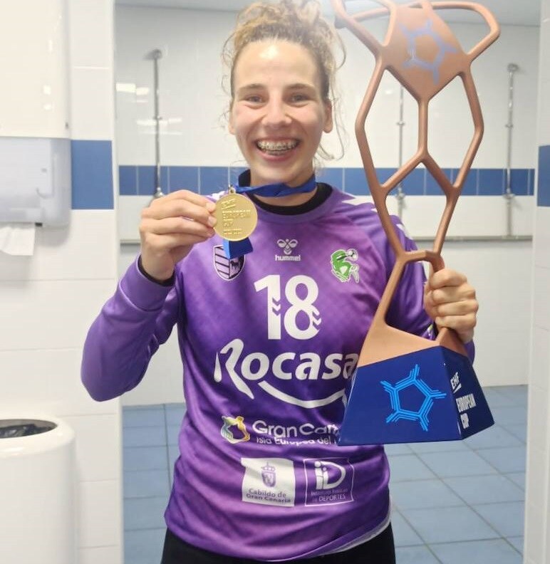 Ana Belén Palomino posa con la medalla y el trofeo de campeonas de la Copa Europea EHF 