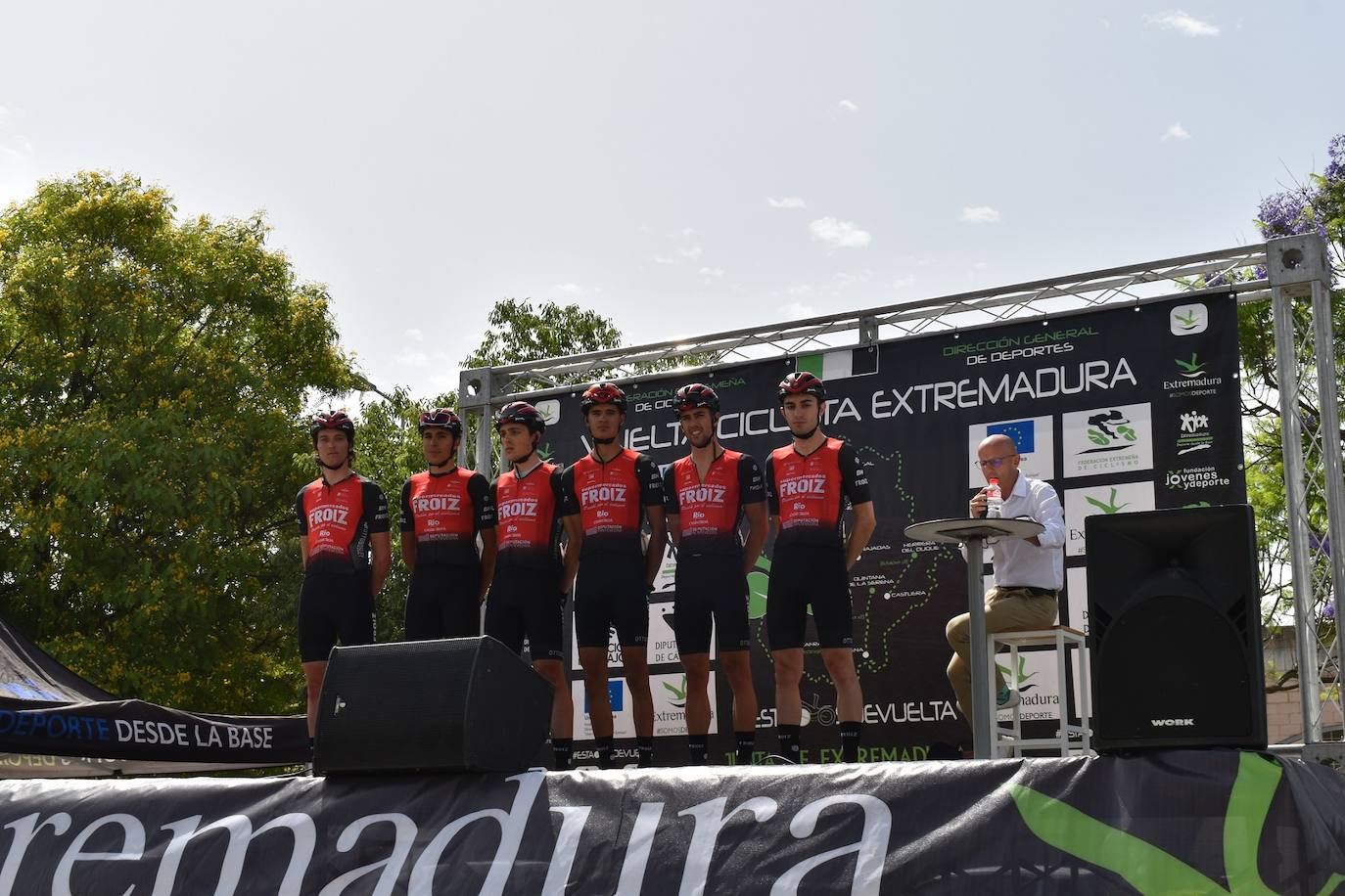 Miajadas se convirtió el pasado sábado en uno de los puntos clave de la Vuelta Ciclista Extremadura 2022 siendo el punto de salida oficial de la cuarta etapa. Miajadeños y visitantes se acercaron hasta la avenida García Siñeriz para conocer de cerca la 'serpiente multicolor', a los ciclistas y equipos llegados desde distintos puntos del país. 