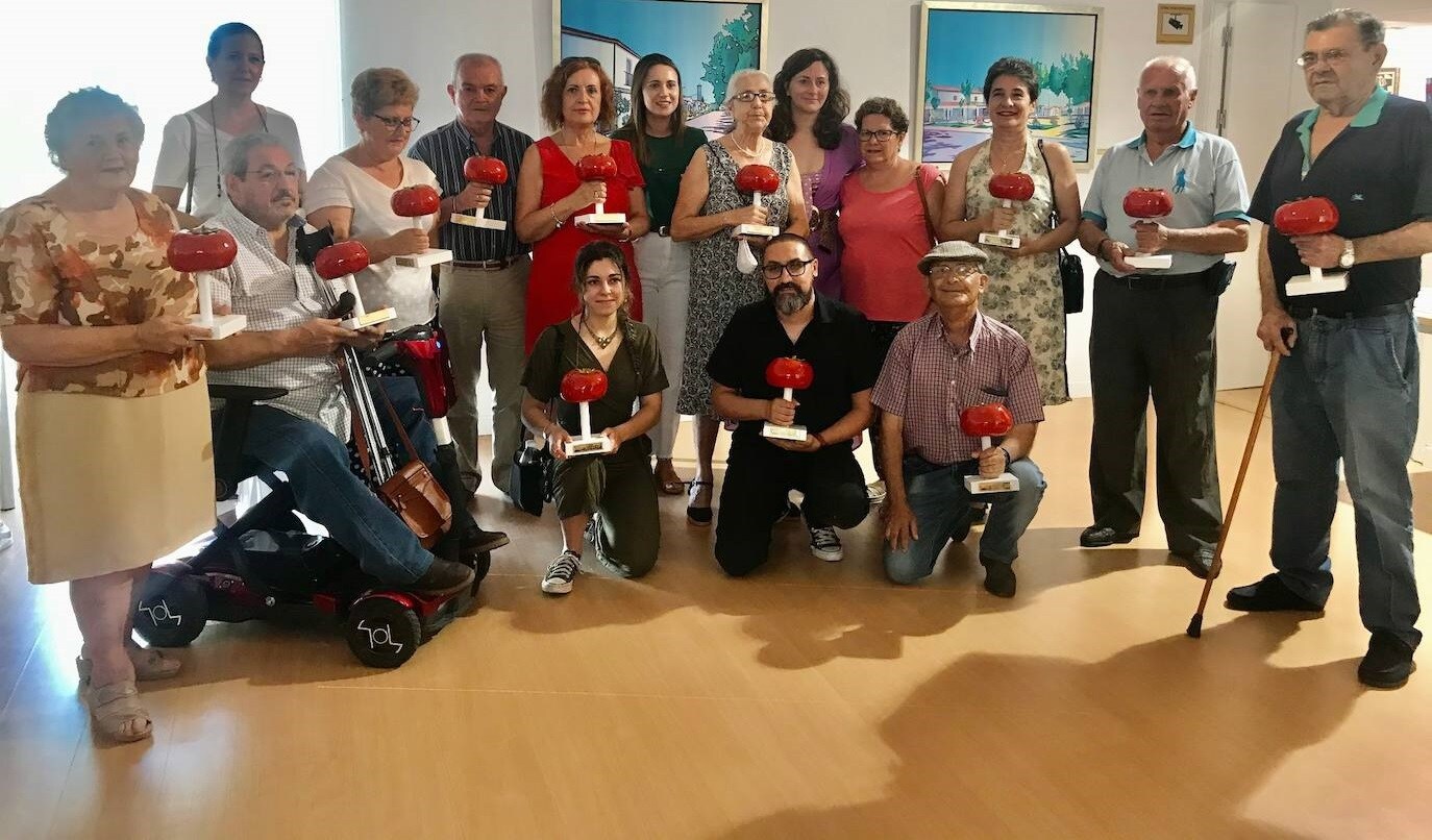 Los responsables de las exposiciones posan con el galardón del Tomate, concedido por el Ayuntamiento 