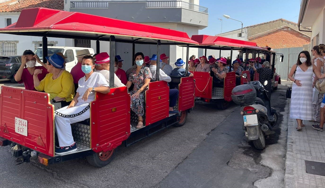 Los mayores de San Martín de Porres recorren las calles de Miajadas en tren turístico /SMP