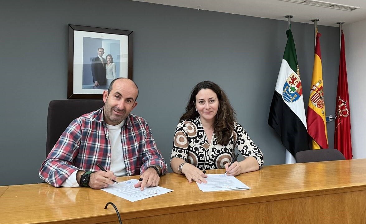 Presidente de AMAT, Emilio de Gracia, e Isabel Ruiz, concejala de Bienestar Social /a.m.