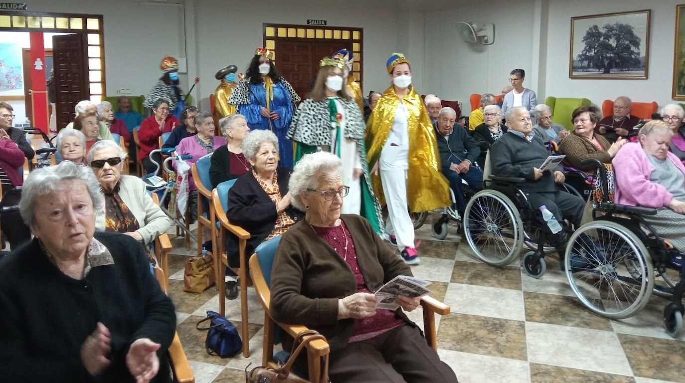 Visita de los Reyes Magos a la residencia de mayores San Martín de Porres en Miajadas 
