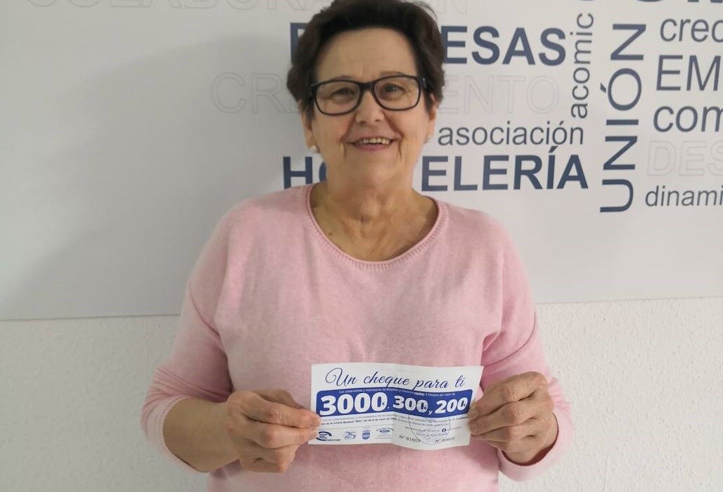 Catalina Loro recoge el cheque de 3.000 euros en la sede de Acomic 