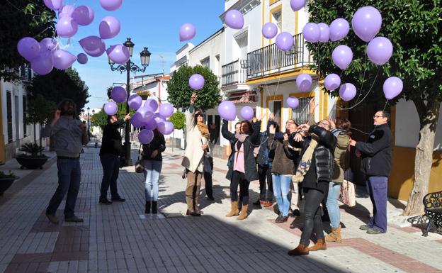 Suelta de globos violetas en Monesterio en señal de apoyo a las víctimas de violencia de género /ARCHIVO HOY MONESTERIO