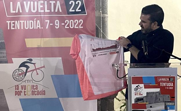 Florencio Calderón, de 'Corona Chica Piñón Grande' de Monesterio, muestra la camiseta solidaria 