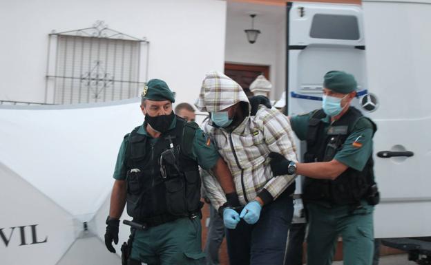 La Guardia Civil conduce a Eugenio Delgado en Monesterio tras uno de los registros en su domicilio /Isabel Ambrona
