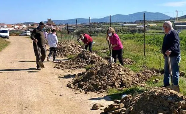 Vecinos en plena plantación de los nuevos ejemplares. / /O. F.