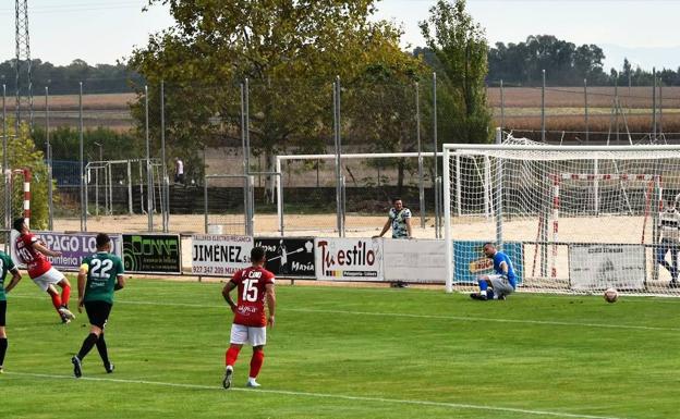 Segundo gol del Miajadas ante el Moralo, conseguido de penalti por Mati /C. G. F.