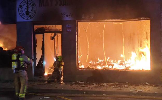 Un incendio de madrugada en un bar de la calle Marqués de Salamanca obliga a desalojar un edificio