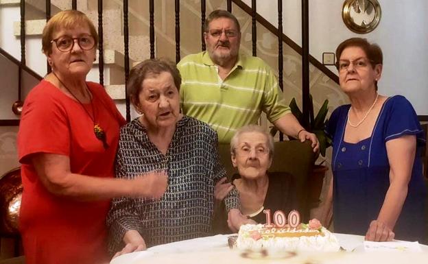 La centenaria rodeada de sus familiares 