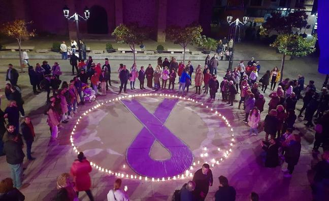 Velas en la plaza de España recuerdan a las mujeres asesinadas en la conmemoración de 25-N