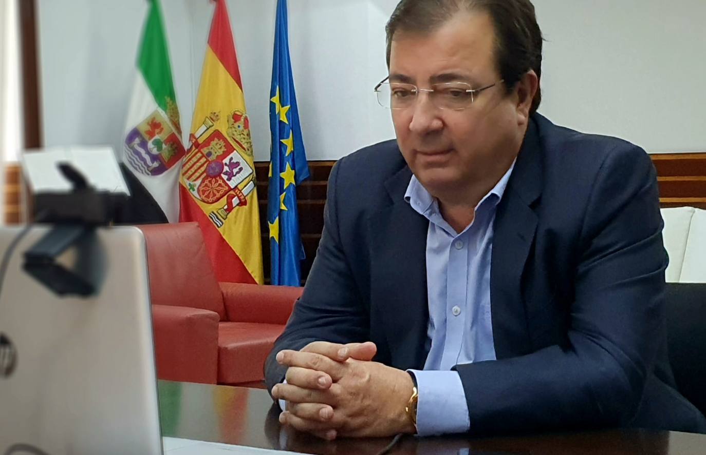 Fernández Vara atendió por videoconferencia, el pasado 17 de septiembre, a HOY Olivenza desde su despacho de la Asamblea de Extremadura. 