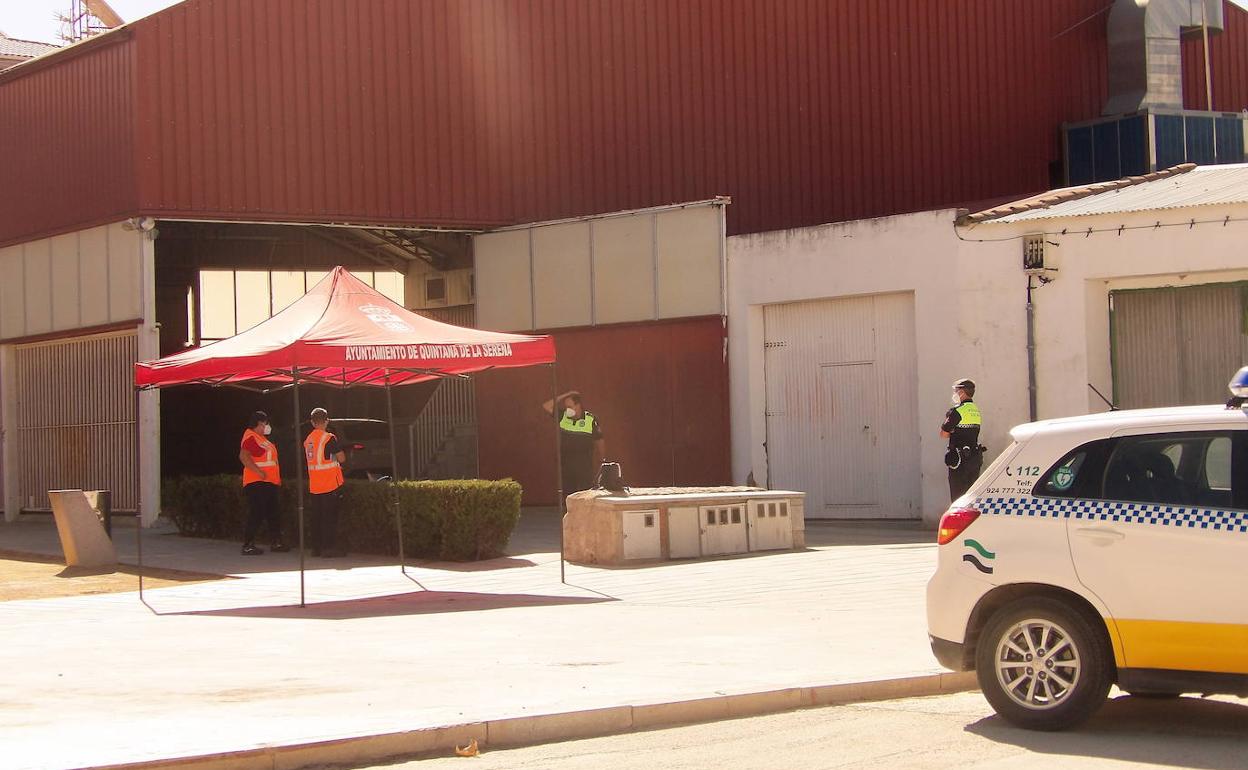Los voluntarios de Protección civil y la Policía Local coordinan la entrada de vehículos como en verano /M.FORTUNA