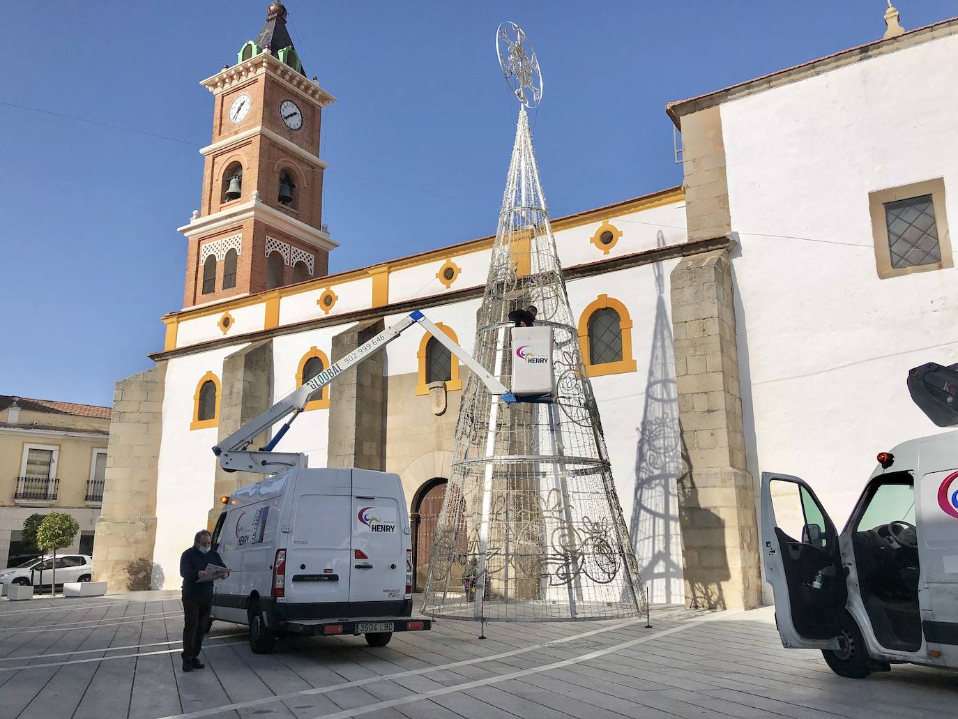 La empresa de iluminación instaló el árbol en la plaza de Espñaa esta mañana 