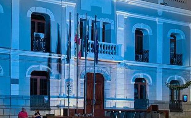 La fachada del Ayuntamiento iluminada de azul /CEDIDA