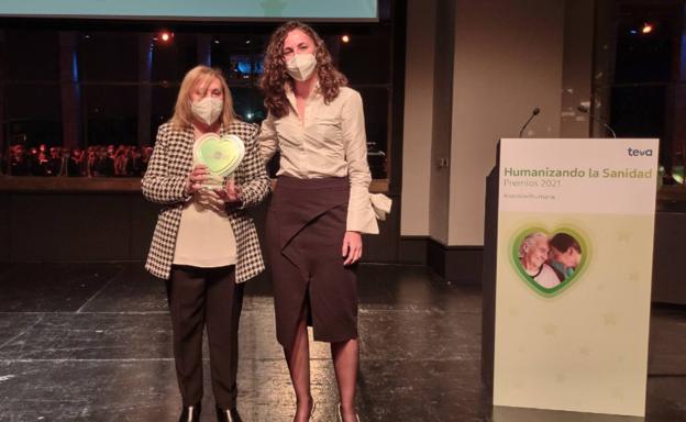 Isabel Rolán presidenta de Aoex recibiendo el premio el premio de la mano de Manuela Bobadilla 