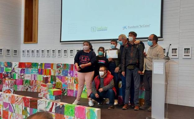 A las distintas asociaciones que han colaborado se les ha hecho entrega de un diploma. 