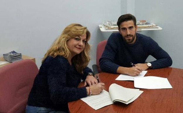 Acto de firma de contrato de Joselu con su nuevo club /TWITTER SAN FERNANDO CD