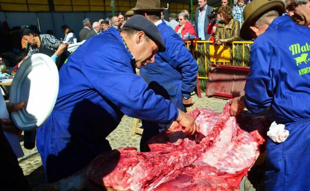 Labores de sacrificio y despiece del cerdo en la comarca/ E.G.R.