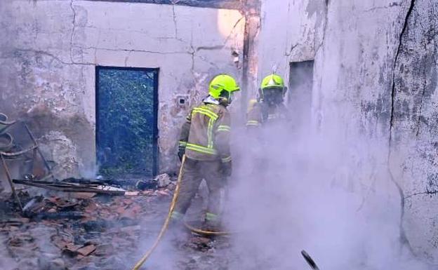 Los bomberos sofocan un incendio en una vivienda deshabitada de la finca San Marcos, en Rosalejo