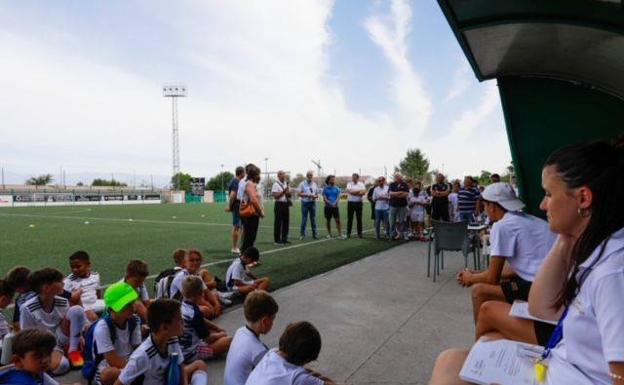 El presidente Carlos Carlos reitera el compromiso de la Diputación con el deporte base y la importancia del fútbol educativo en valores