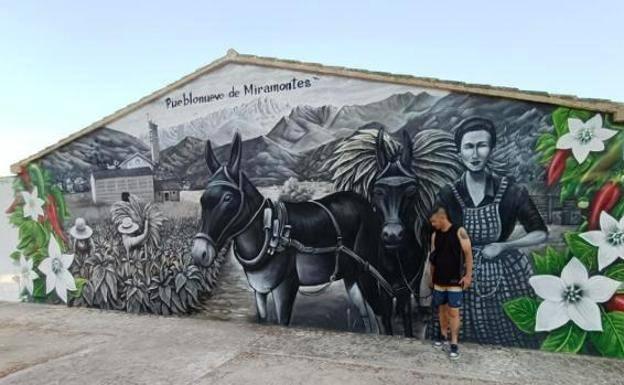 Pueblonuevo de Miramontes homenajea a los colonos con un mural