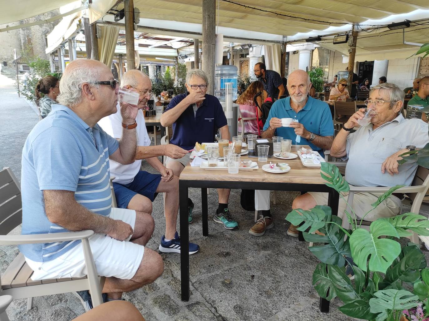 tes de un establecimiento desayunando en la plaza ayer. /JSP